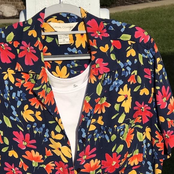 Women’s Short Sleeve Button Down Floral Top - Picture 5 of 16